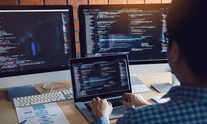 数据科学选型：R与Python如何赋能白银网站建设？